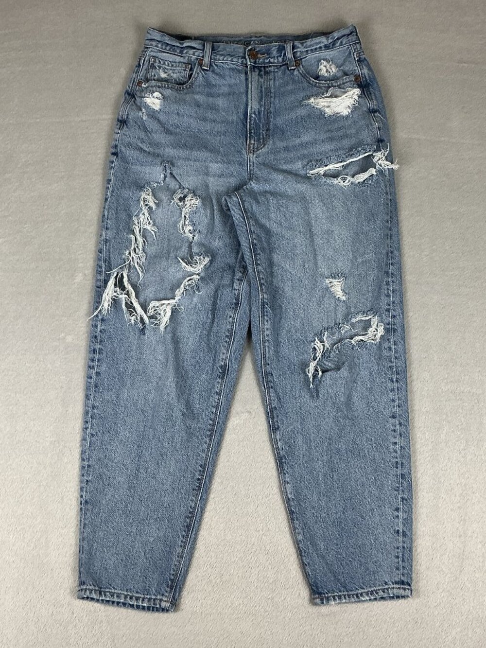 American Eagle Relaxed Mom Jeans Women's Size 6 Light Wash High Rise Distressed.